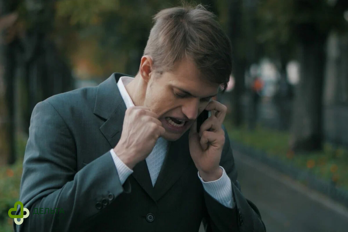 Мужчина кричит разговаривая по телефону